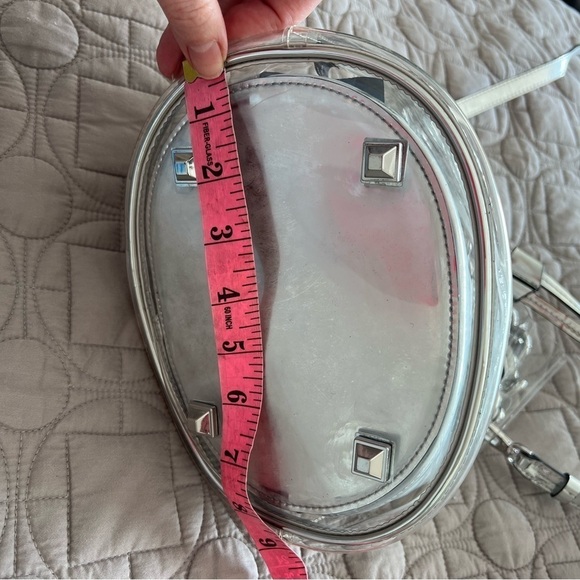 Kendall & Kylie Metallic Drawstring Crossbody Bag In Clear - Picture 13 of 16
